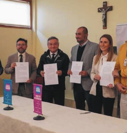 Fundación Familias Primero firma convenio e Puerto Aysén